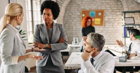 afro-americana-e-seus-colegas-de-trabalho-se-comunicando-em-uma-reunião